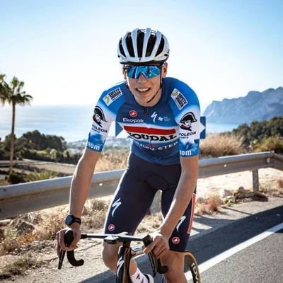 Paul Magnier à l'entraînement sur une route côtière.