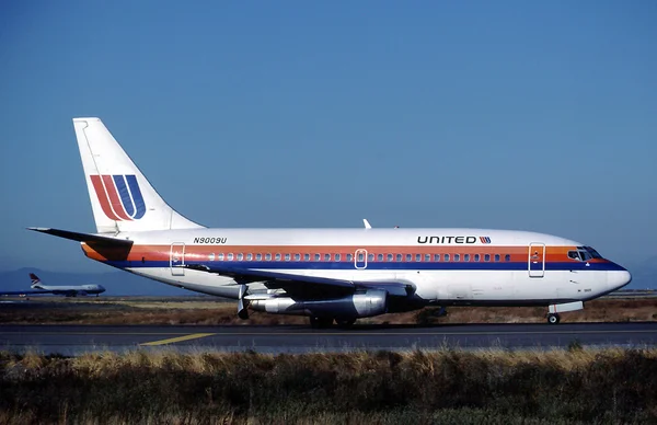 Boeing 737-222 de United Airlines (N9009U) au roulage.