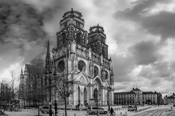 La cathédrale Sainte-Croix d'Orléans, monument emblématique de la ville, photographiée en noir et blanc.
