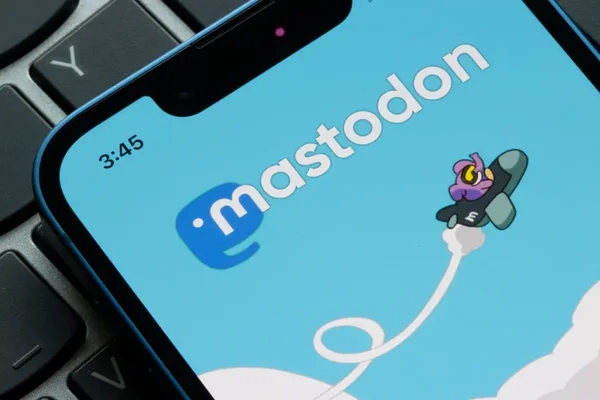 Écran de smartphone présentant l'application Mastodon sur un clavier.