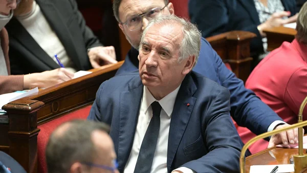 François Bayrou assis au Parlement, l'air sérieux.