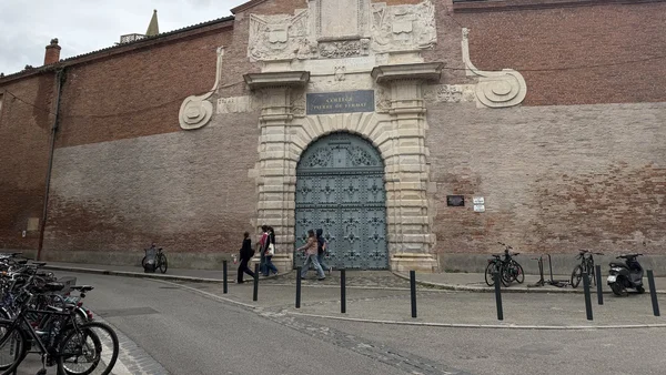 Entrée du Collège Pierre de Fermat à Toulouse, établissement fréquenté par des mineurs concernés par le couvre-feu.