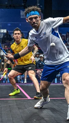 Action de padel, sport proche du squash, illustrant la polyvalence de Victor Crouin.
