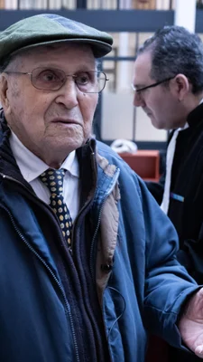 Albert Corrieri dans un cadre public.