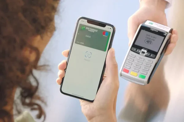 Paiement mobile avec Apple Pay en Allemagne, concurrençant les cartes physiques.