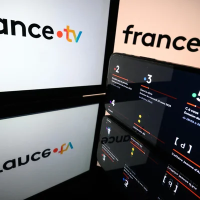 Smartphone affichant l'application France TV, symbole des réductions budgétaires.