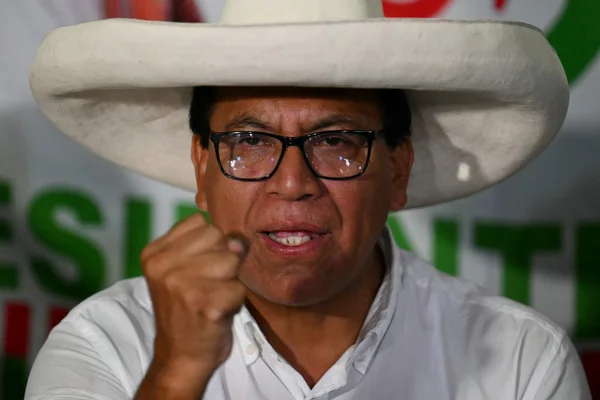 Roberto Sánchez, candidat de gauche à la présidentielle péruvienne, le poing levé.