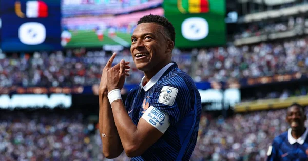 Kylian Mbappé applaudissant après la victoire contre le Sénégal.
