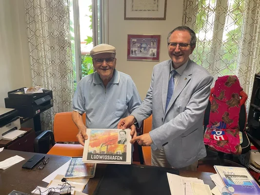 Albert Corrieri et Michel Pautot présentant le calendrier de l'usine de Ludwigshafen.