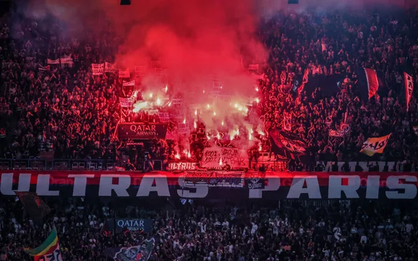 Les ultras parisiens, reconnaissables à leur banderole, dans une ambiance enfumée.