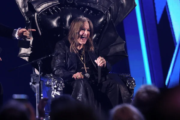 Un festivalier déguisé en Ozzy Osbourne sur un trône au Hellfest.