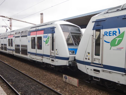 Deux rames du RER E stationnées à la gare de Val-de-Fontenay, dans le Val-de-Marne.