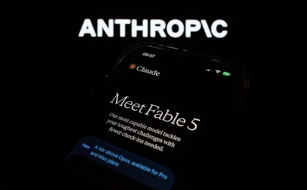Écran de smartphone montrant l'application Claude avec l'annonce « Meet Fable 5 ».