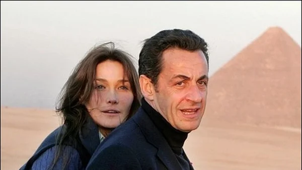 Nicolas Sarkozy et Carla Bruni lors de leur voyage de noces en Égypte, avec la pyramide de Khéops en toile de fond.