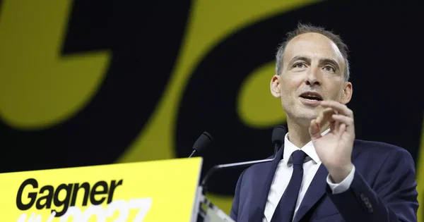 Raphaël Glucksmann prenant la parole lors du meeting aux Docks d'Aubervilliers, avec un pupitre affichant le mot 'Gagner'.