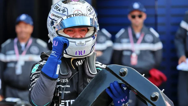 Kimi Antonelli célèbre sa pole position spectaculaire au Grand Prix de Monaco.
