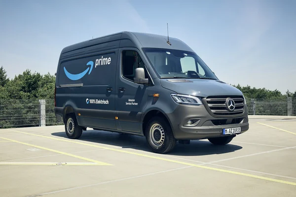 Mercedes-Benz eSprinter électrique aux couleurs d'Amazon Prime garé sur un parking.