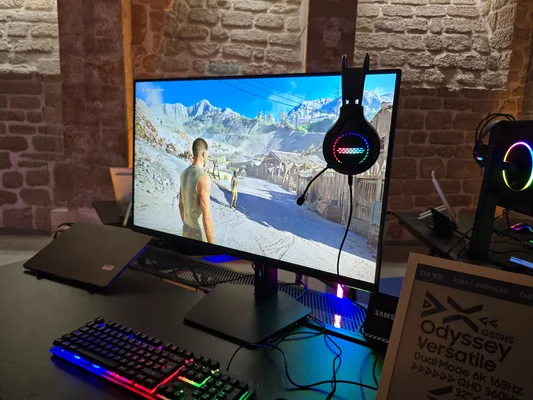 Un setup gaming complet avec le moniteur Samsung Odyssey en vedette.