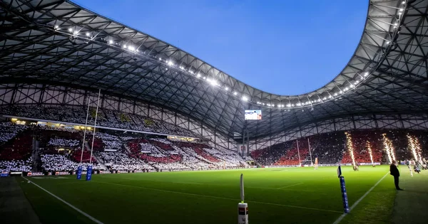 Ambiance électrique dans un stade de rugby lors des demi-finales du Top 14, avec une foule massive et des fumigènes.
