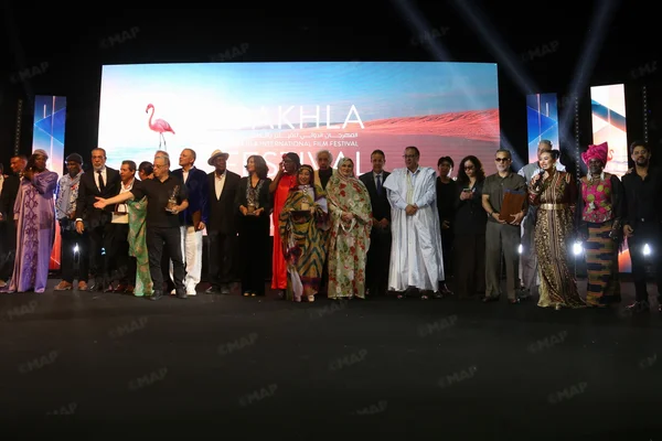 Remise du Grand Prix au Festival international du film de Dakhla, remporté par 'Happy Birthday'.