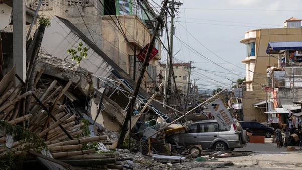 Les décombres d'un bâtiment effondré obstruent une rue après le séisme.