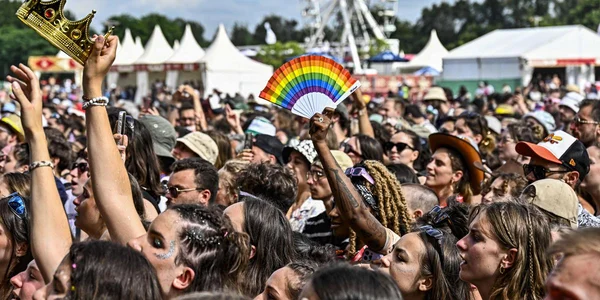 Festivaliers profitant de l'ambiance à Garorock avant l'annulation des concerts de samedi.