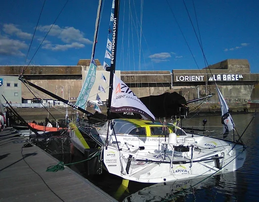 L'Imoca Apivia de Charlie Dalin au Défi Azimut 2022, amarré à Lorient-La Base.