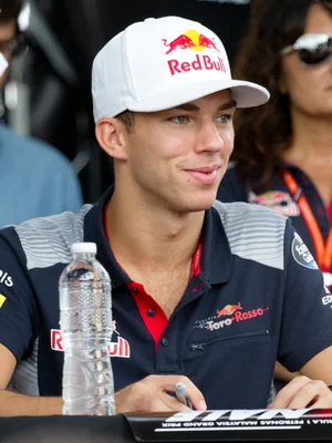 Pierre Gasly lors d'une séance d'autographes au Grand Prix de Malaisie 2017.