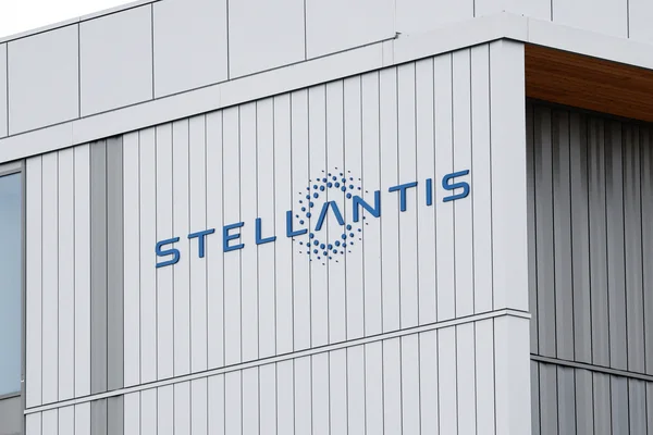 Siège de Stellantis avec le logo de l'entreprise à l'origine du rappel massif de Jeep