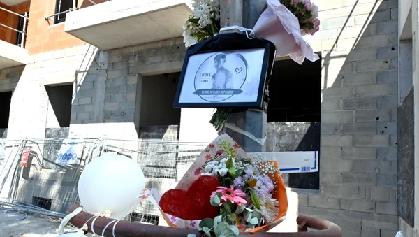 Mémorial pour Louis, 17 ans, devant un chantier à Narbonne.