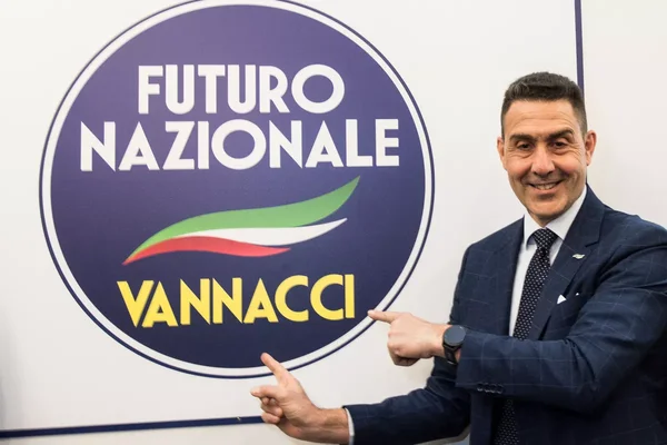 Roberto Vannacci, fondateur de Futuro Nazionale, pose devant le logo du parti.