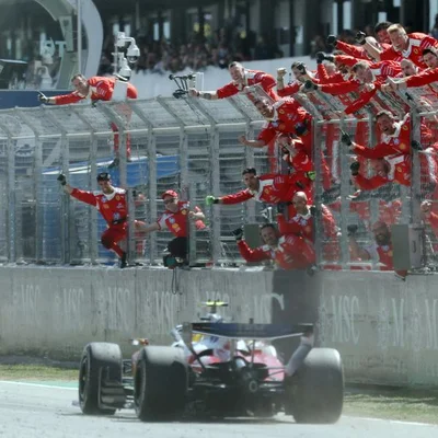Les mécaniciens Ferrari célèbrent le passage de la monoplace de Hamilton à Barcelone.