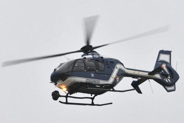 Hélicoptère de la Gendarmerie nationale en vol, modèle utilisé lors des opérations de recherche.