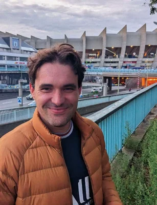 Christophe Gleizes, journaliste pour So Foot et Society, photographié devant un stade.