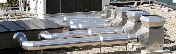 Système de refroidissement sur le toit d'un centre de données, avec des conduits de ventilation en acier galvanisé.