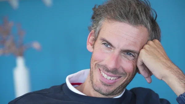 Charlie Dalin souriant lors d'une interview après sa victoire au Vendée Globe.