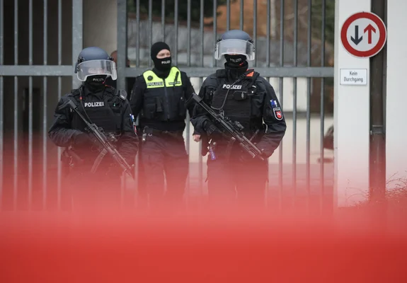Des policiers allemands en tenue tactique surveillent un site après la fusillade à Stade.