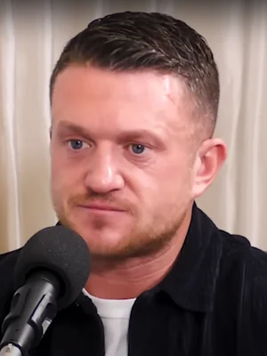 Tommy Robinson s'adressant à la presse.