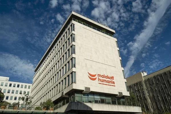 Siège de Malakoff Humanis, un immeuble moderne arborant le logo du groupe.