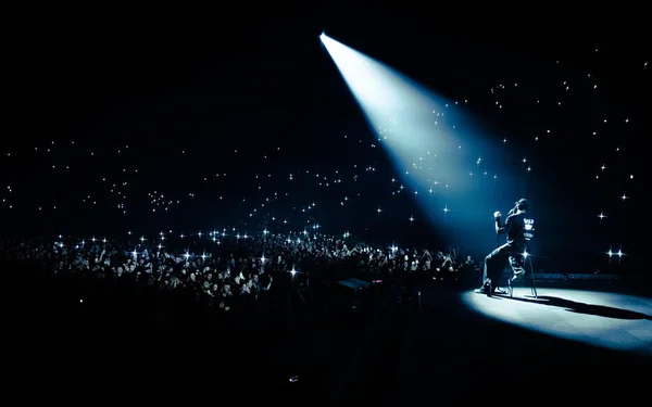 Damso en concert à l'Accor Arena, moment d'intimité avec le public.