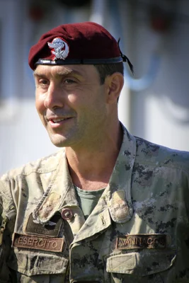 Roberto Vannacci en tenue militaire, commandant du Col Moschin en 2013.