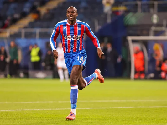 Jean-Philippe Mateta en action avec son maillot toujours bien rentré, une de ses marques de fabrique.