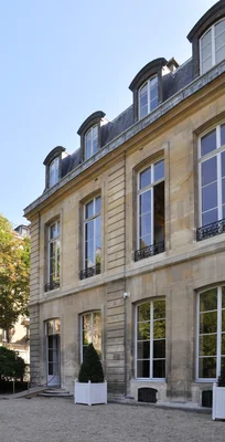 La cour de l'Hôtel de Bourvallais, siège du ministère de la Justice, place Vendôme à Paris.