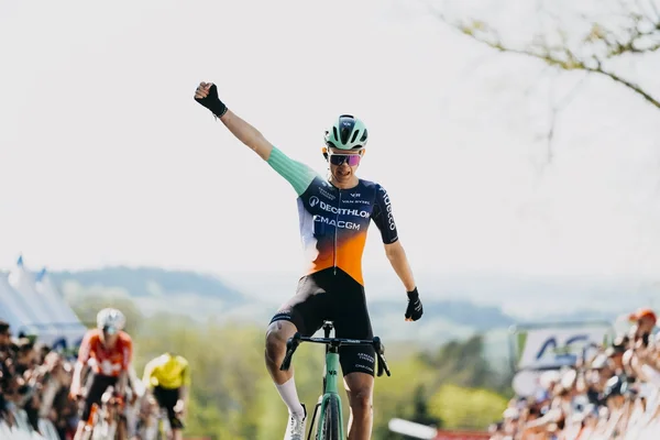 Alex Baudin victorieux à l'arrivée de la 1re étape du Tour Auvergne-Rhône-Alpes.