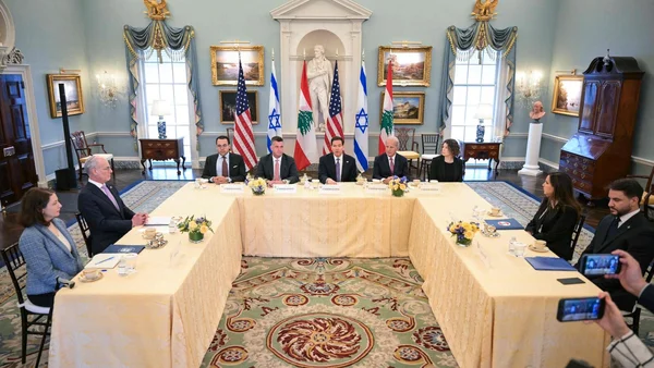 Réunion diplomatique entre responsables israéliens, libanais et américains, avec les drapeaux des trois pays en évidence.