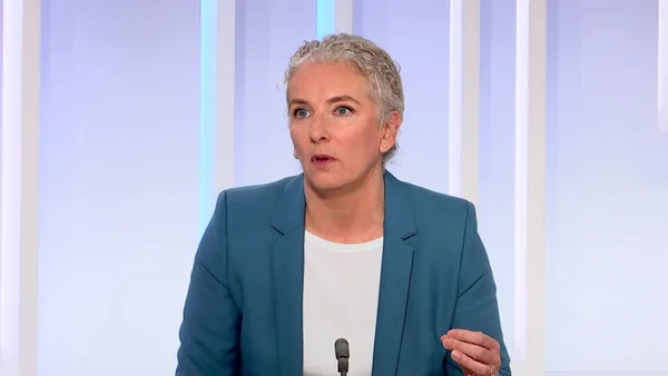 Delphine Batho s'exprimant lors d'une prise de parole publique dans le cadre de sa campagne présidentielle.