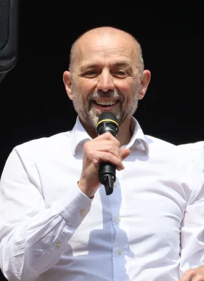 Jean-François Debat, maire de Bourg-en-Bresse, s'exprimant lors d'un événement public.