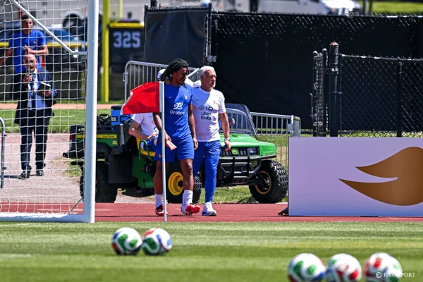 Un joueur des Bleus et Didier Deschamps lors d'une séance d'entraînement.