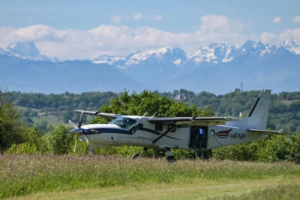 Avion de parachutisme F-HFNP stationné dans un champ, modèle similaire à celui de l'accident.