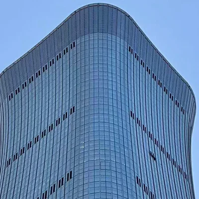 Façade bleutée de la tour China Zun, le plus haut immeuble de Pékin.